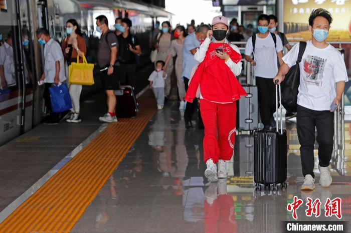 旅客在铁路上海虹桥站行走。　殷立勤 摄