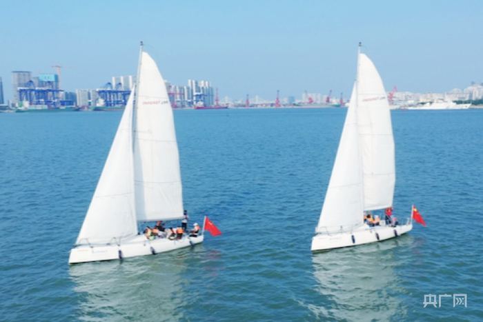 游客体验龙骨帆船 央广网发 海口市旅文局 供图