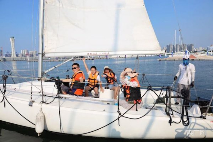 游客体验龙骨帆船 央广网发 海口市旅文局 供图
