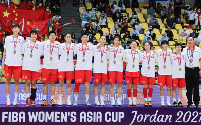 中国女篮在颁奖仪式上。图/新华社