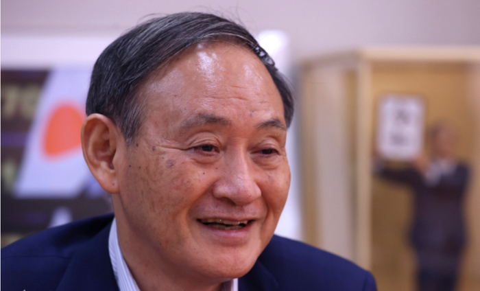 当地时间2020年9月6日，日本东京，时任内阁官房长官菅义伟接受《读卖新闻》采访。&nbsp;图/IC photo