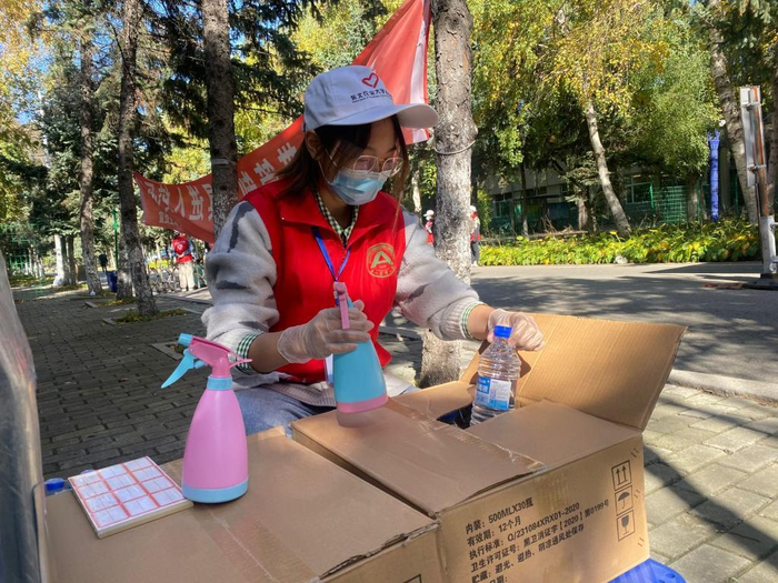 学生志愿者温馨服务中进行严格消杀作业。东北农业大学 供图