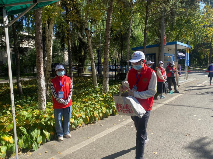 学生志愿者何术广为同学传递生活用品。东北农业大学 供图
