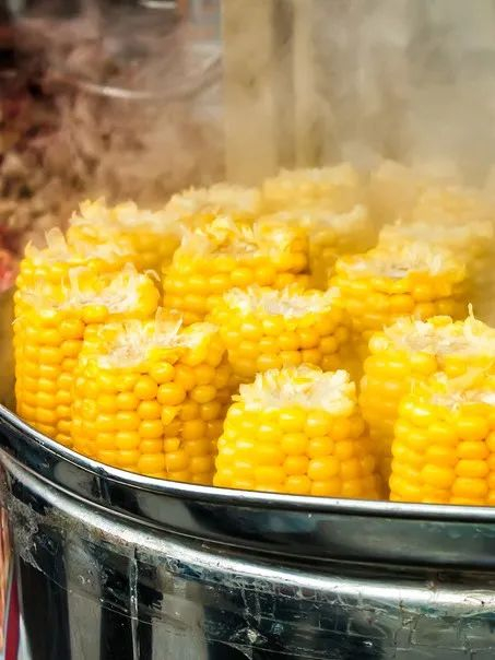 ▲ 有的地方也卖半根苞米，小胃口食客的福音。摄影/zhykova，图/图虫·创意