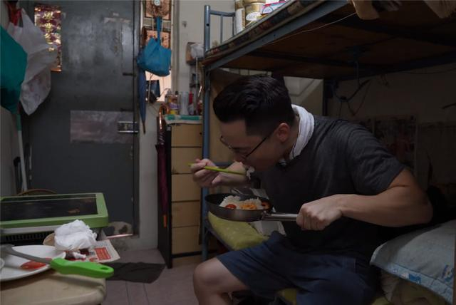 80后香港小哥体验劏房生活:在10㎡的狭窄房间住两天,直言遭不住