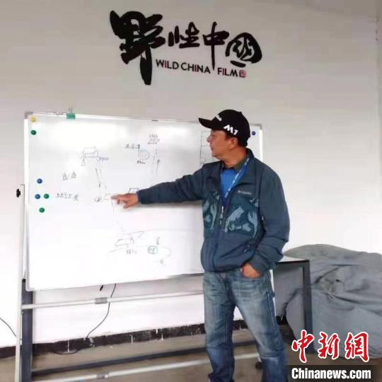 图为汪仲雷向志愿者讲解工作。　受访者供图