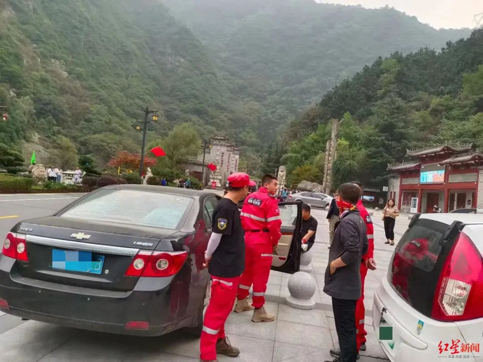 ▲搜救队被迫撤回后，在山下等候上山搜救命令。图据陕西秦岭搜救队