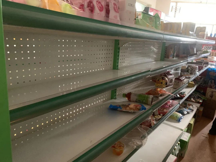 ▲10月4日18时左右，机场超市的货架。受访者供图