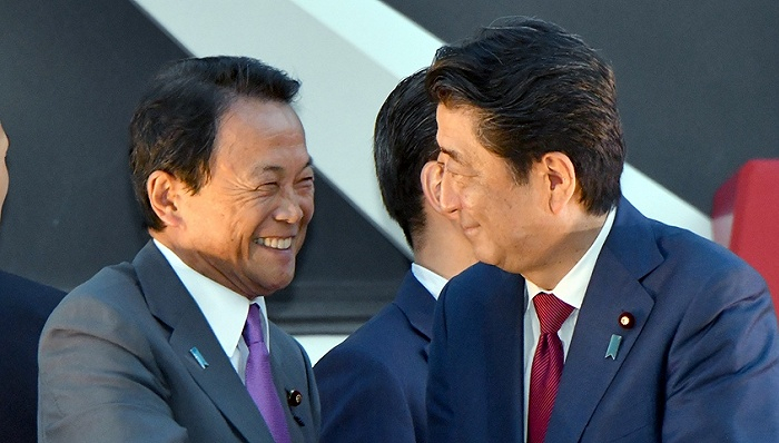 麻生太郎与安倍晋三。图片来源：视觉中国