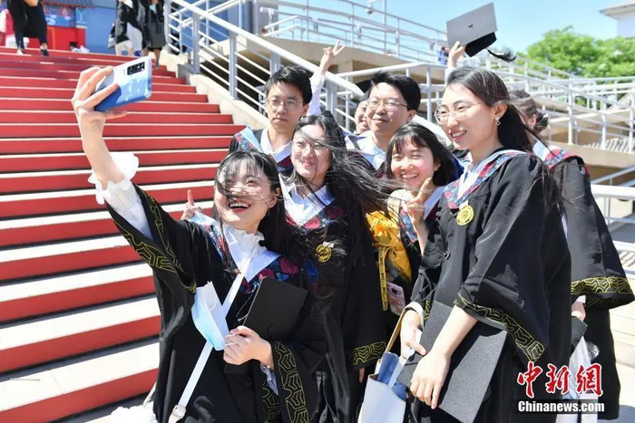 资料图：2021的青年节，北京大学在邱德拔体育馆为2020届毕业生补办学位授予仪式。中新社记者 田雨昊 摄