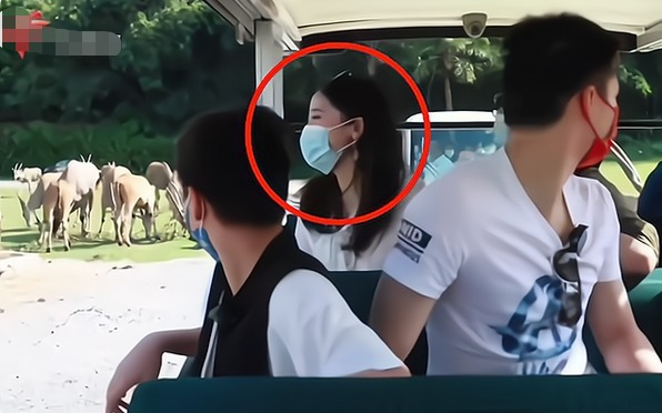 陈艾森陪全红婵逛游乐园,女友低调同行,日常照被扒出颜值超高