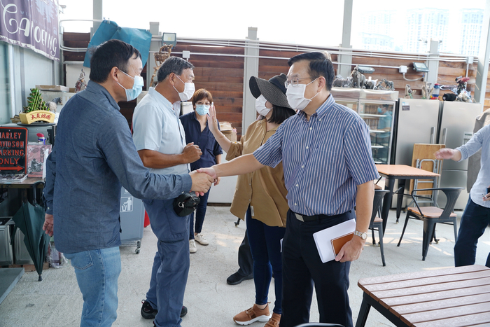 30日下午，何靖副主任来到新界北，探访香园围凤凰湖村村民。