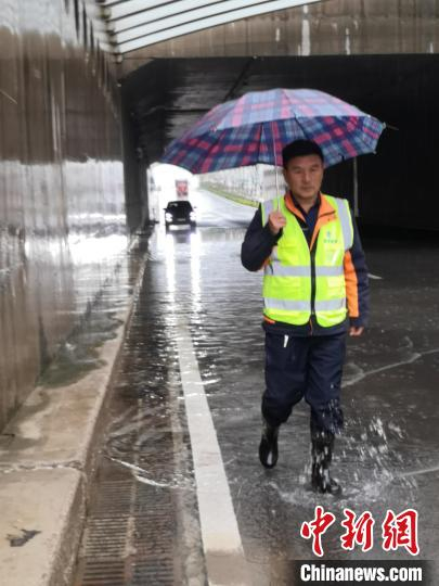 信息采集员正在巡查发现因降雨引发的城市管理问题。　太原市城管指挥中心供图