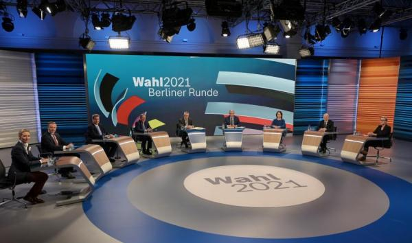 选举之夜的“大象座谈会”（Elefantenrunde）：（从左至右）选项党首席候选人魏德尔、自民党主席林德纳、基社盟主席索德尔、联盟党总理候选人拉舍特、两位电视台主持人、绿党主席贝尔波克、社民党总理候选人肖尔茨、左翼党主席海宁-维尔索夫，图片来源：德国电视一台