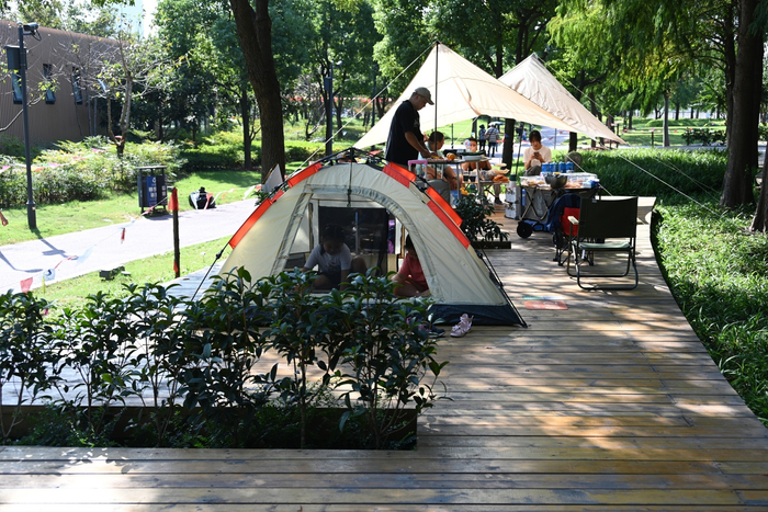 搭起帐篷，享受假期生活（图片来源：CFP）