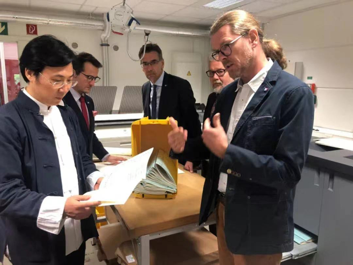 廖昌永参访大熊出版社