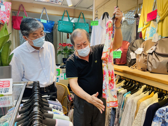 2日，罗永纲副主任走访九龙区服装店。
