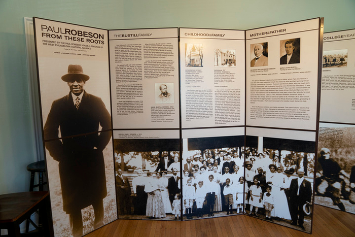 ▲10月1日，在保罗·罗伯逊故居内，摆放着罗伯逊的介绍展板和肖像。新华社记者刘杰摄