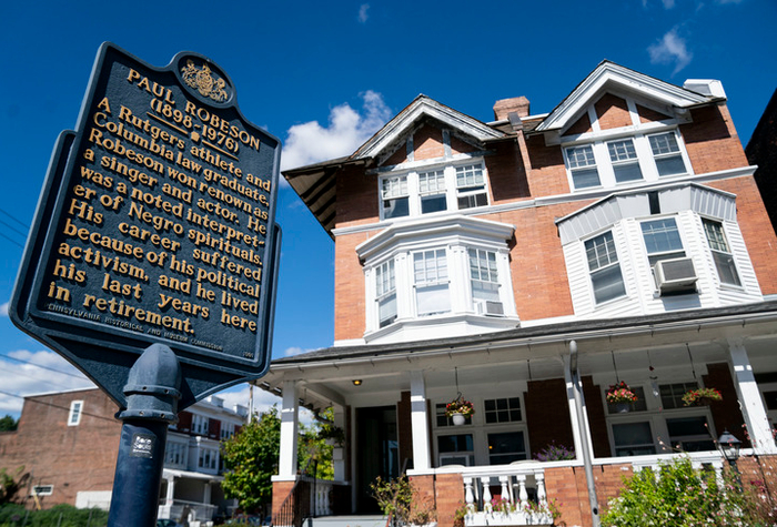 ▲10月1日，在美国宾夕法尼亚州费城拍摄的黑人歌唱家保罗·罗伯逊的故居。新华社记者刘杰摄