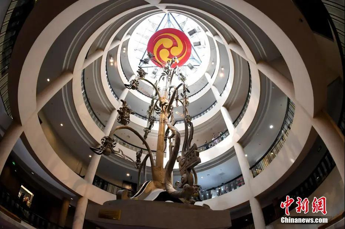 资料图：三星堆博物馆展出的青铜树仿制品。安源 摄