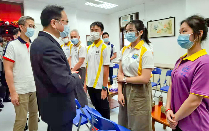 　　2日下午，陈冬副主任来到新界上水乡莆上村，与少年警讯交谈（图自中央政府驻港联络办网站，下同）