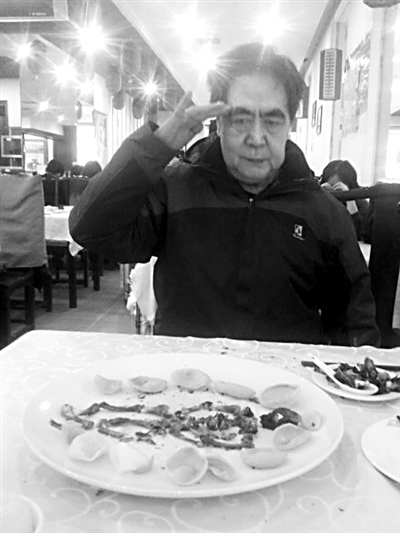 北大考古系教授王迅将吃剩的烧鸡骨头摆成一副人体骨架，然后敬礼鞠躬。照片被传上网后，王迅被网友称“好萌”。博客截图