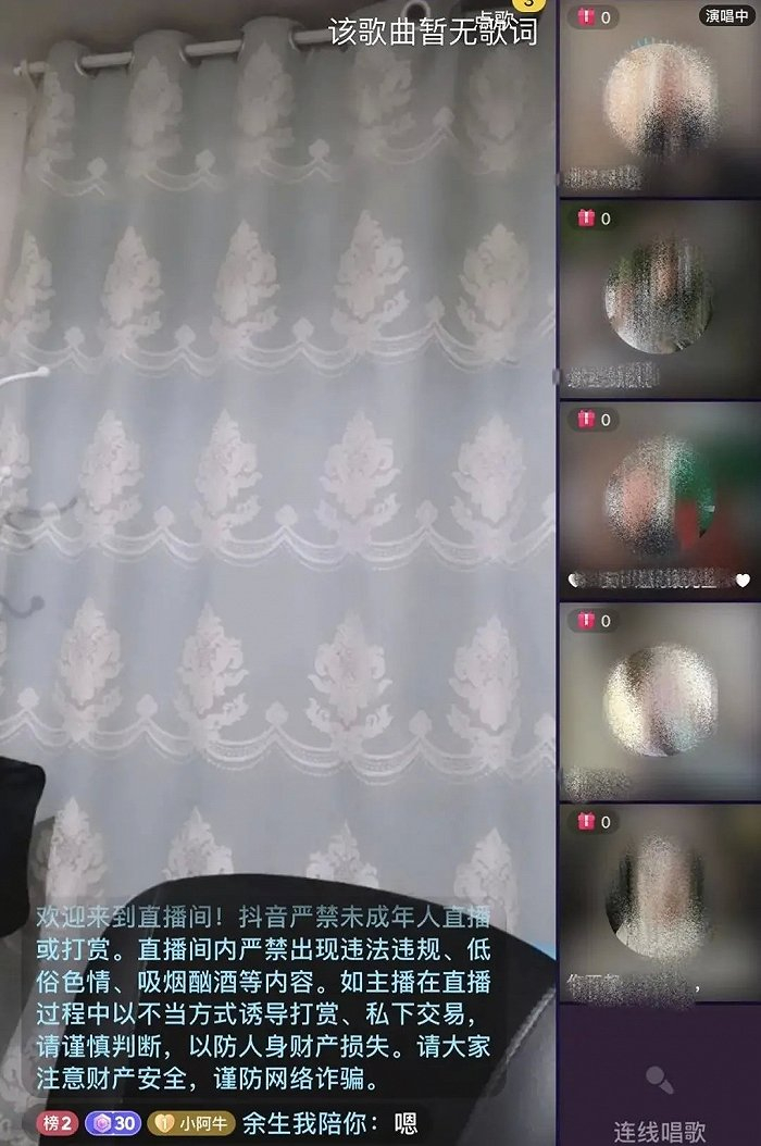 红娘离开一段后，相亲者开始聊天