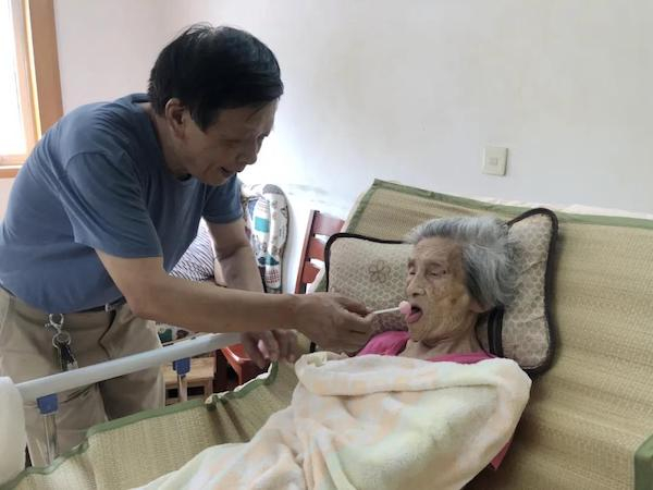 图说：钱乃维照顾103岁的母亲李素德