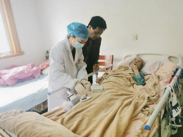 图说：家庭医生陆冰艳给老人检查 蒋一超 摄（下同）