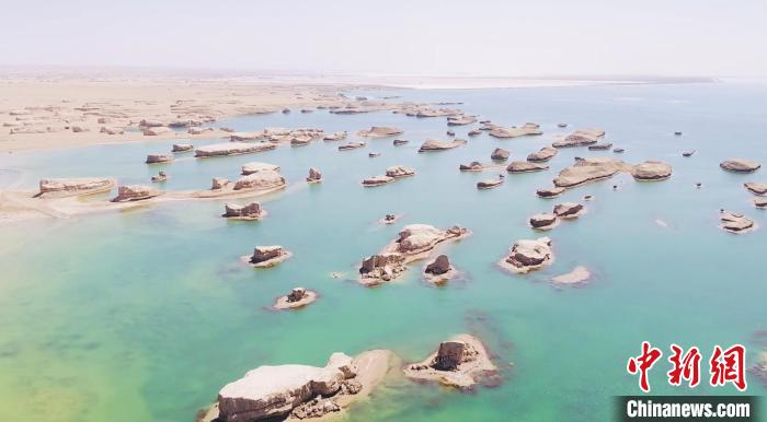 图为水上雅丹地貌景观。　青海广播电视台柴达木记者站 供图