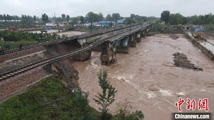山西降雨致南同蒲铁路中断。太原铁路部门供图
