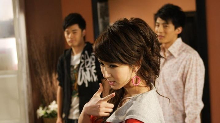 《爱情公寓》可以看作是情景喜剧的落日余晖，但之后陷入了抄袭的争议当中。