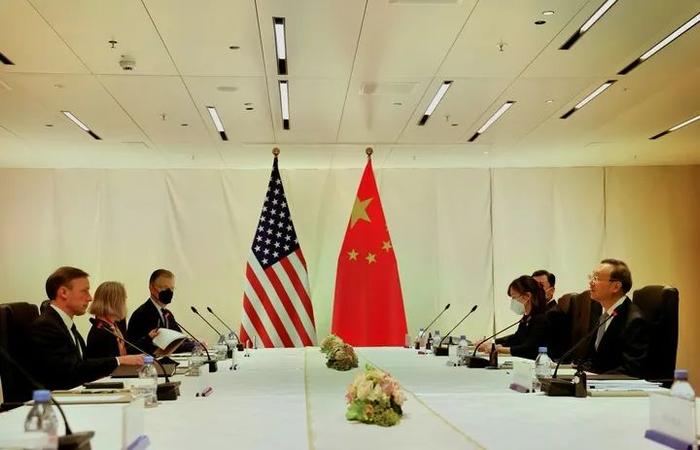 ▲6日，杨洁篪同美国总统国家安全事务助理沙利文举行会晤（新华社）