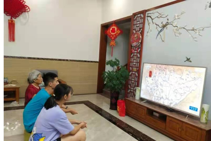 观众观看大足石刻纪录片（央广网发 大足区委宣传部供图）
