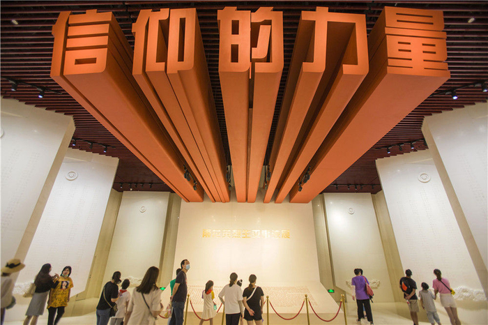 10月6日，游客在江苏南京雨花台烈士陵园的烈士纪念馆里参观。新华社发（孙忠南 摄）