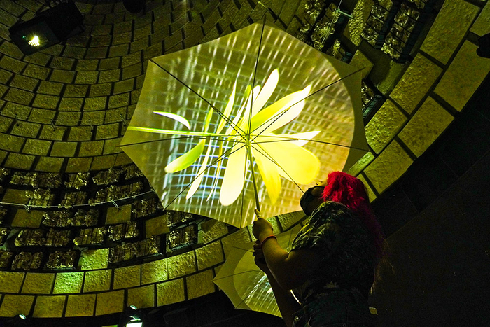 当地时间2021年10月3日，阿联酋迪拜，一名女性在荷兰馆体验。