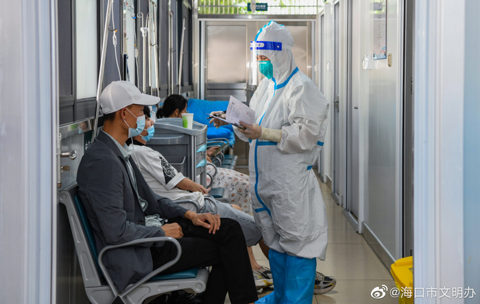 △海口市各医院发热门诊的医务人员忙着核查前来就诊的患者健康状况，细心做好疫情防控排查工作。