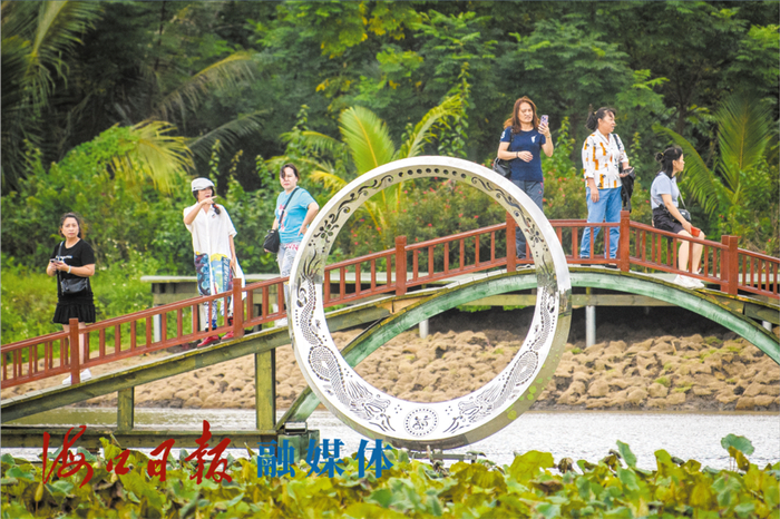 △带娃去芳园国际艺术村，打卡造型别致的水上栈道，感受绿色生态美。