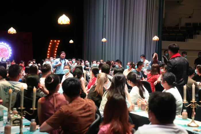 △开心麻花沉浸式喜剧《偷心晚宴》在海口湾演艺中心开演，沉浸式的喜剧体验，让观众爱好者随着装扮一同入戏。