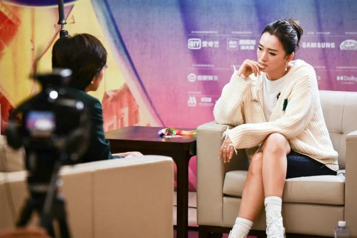 这也是我很喜欢她的一点：作为大明星亮相大活动走红毯时艳光四射、艳压四方。▼一旦回到生活里的时候，又非常轻松自然接地气。说来也奇怪，这个特质在巨星频出的黄金时代还挺常见，在现在的明星爱豆中却变得很少见了。▼