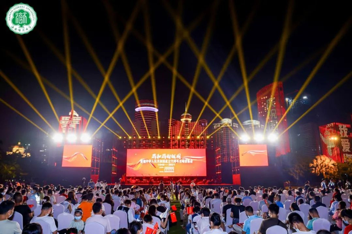 △连续两晚在万绿园举办的“我和我的祖国”音乐交响会，与滨海大道上的国庆主题灯光秀相呼应，让市民游客共享听觉和视觉盛宴，增添热烈欢乐的节日氛围。