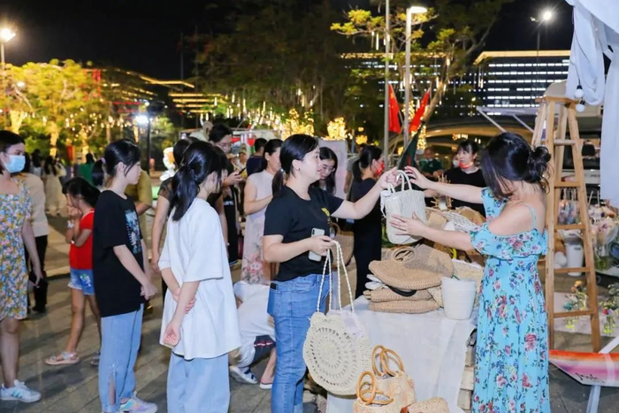 △海口日月广场推出的“夜色日月(Yes! Mova!)”主题市集活动上，有充满个性的摊主、琳琅满目的商品、不期而遇的可爱画面……在这里，用热爱解锁美好生活的多种可能。