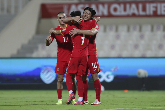 张玉宁和队友庆祝进球。