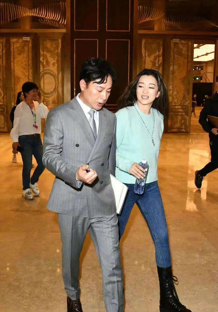 这身介于私服跟红毯之间的活动照。同样是曲线玲珑，她搭配了运动鞋。所以不要再说大胸穿毛衣显胖啦，玲珑有致的曲线美不是很好嘛！▼