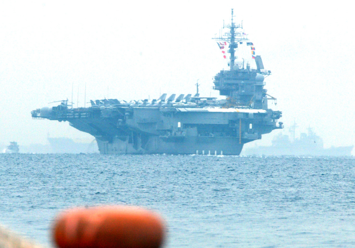 ▲资料图片：2003年1月23日，美国海军第七舰队航空母舰“小鹰”号驶出日本神奈川县的横须贺美国海军基地。（新华社记者 冯武勇 摄）