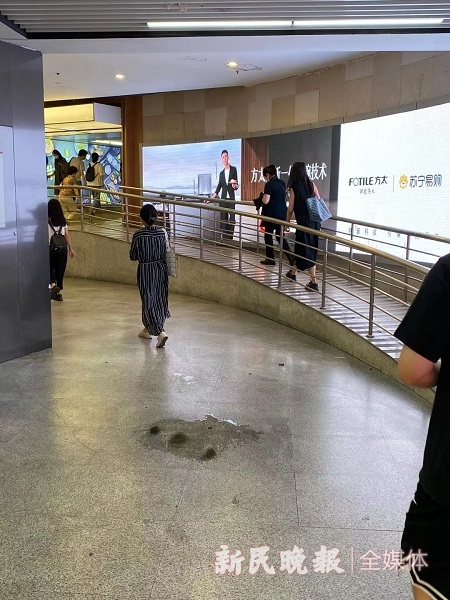 图说：五角场地铁站5号出口处，经常有一滩近一平方米左右的积水 实习生 沈佳颖 摄（下同）