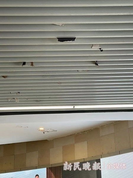 图说：有市民反映，地铁出口的积水是由于天花板渗水造成的一个老问题。