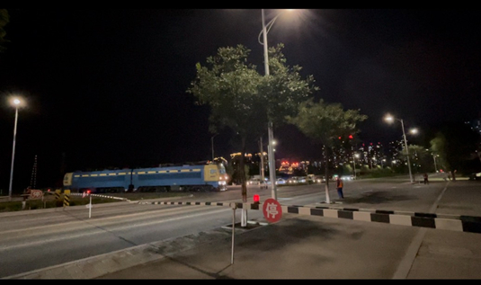 开往山西大同二电厂的煤车穿过城市 &nbsp;时代周报记者摄