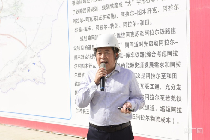新疆阿塔铁路有限公司董事长冯豹介绍阿拉尔火车站建设情况。赵秀娟摄央广网发