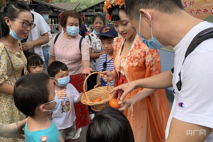 游客在杭州西溪湿地景区游玩（央广网发 杭州西湖西溪景区供图）